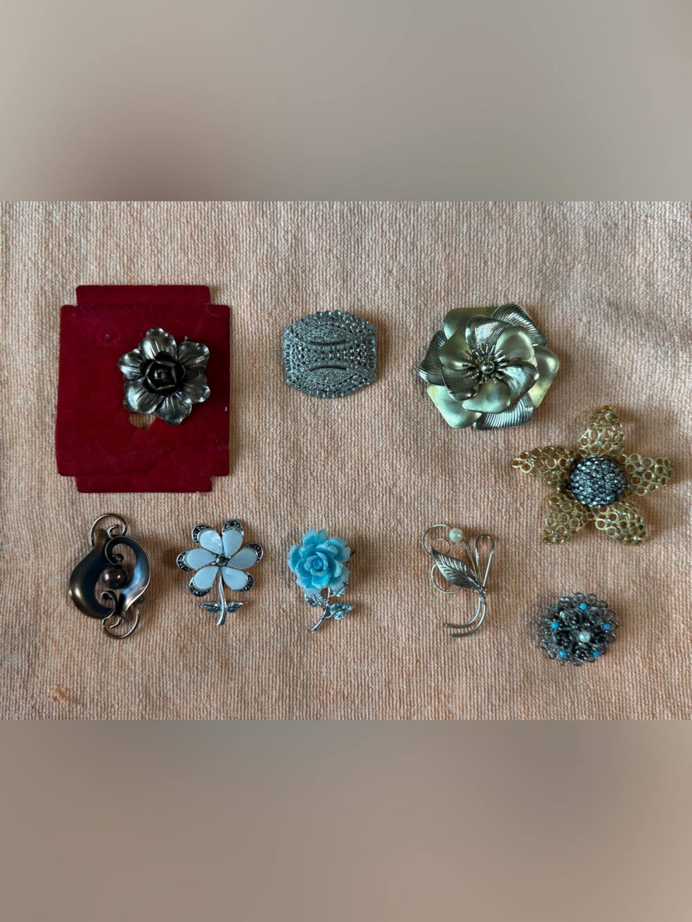 Lot of vintage brooches